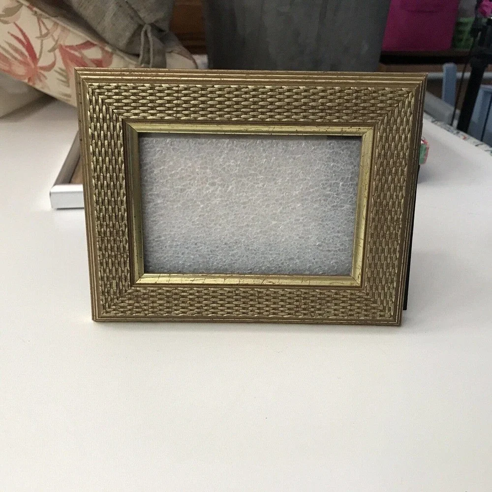 Unbranded photo frame woven wood look gold tone 5” x 7” pre-owned